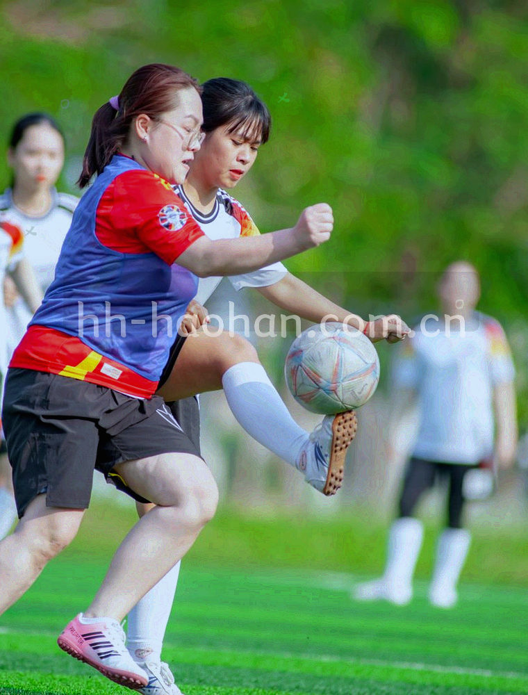 手机屏幕上显示周末两场连播提醒卡片的示意画面